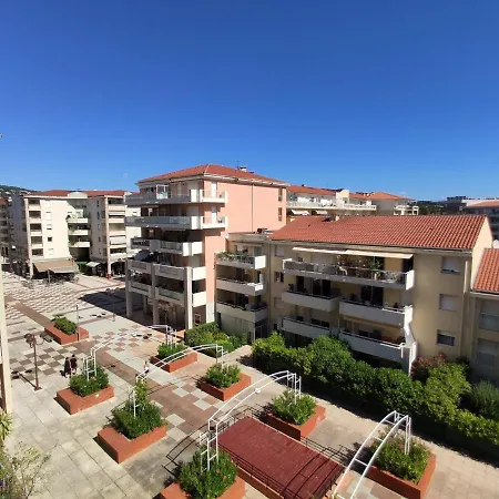 2 Pieces Avec Piscine, Terrasse Et A 400m De La Plage A - Fr-1-252-164